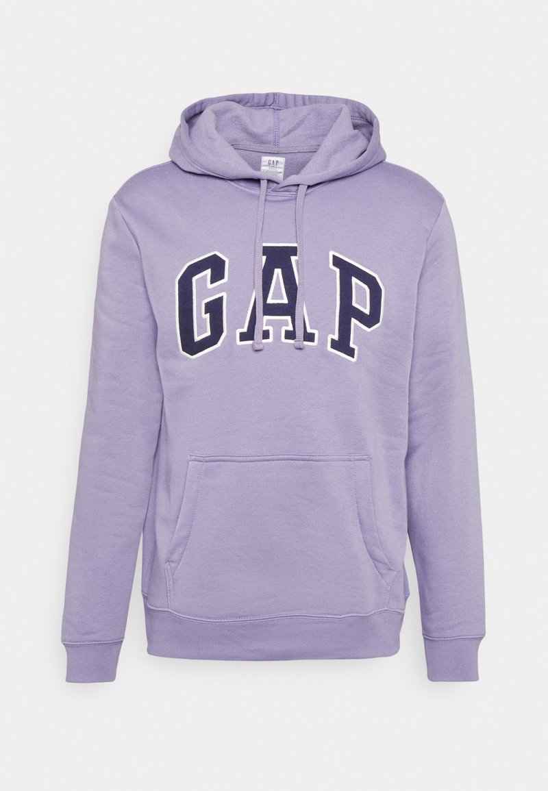 Sudadera lavanda con bolsillo canguro, capucha con cordón y logo "GAP" en azul marino. Fabricada en una suave mezcla de algodón con puños de canalé.