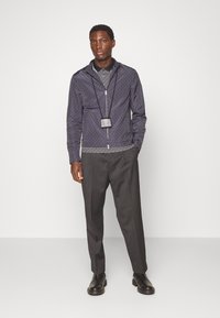 Michael Kors FATHER'S DAY LOGO - Casaco de verão - black