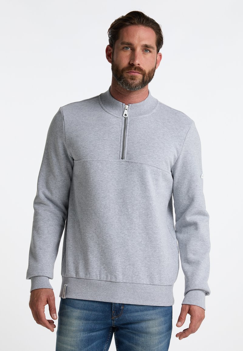 Lys grå pullover sweatshirt med halv-zip krave, ribbede cuffe og flad kant; lavet af blødt tekstureret stof.