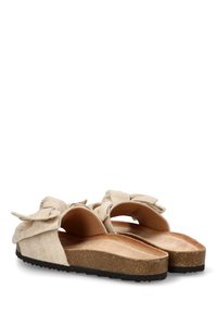 Sandalias deslizantes de lienzo beige con un diseño de doble banda que presenta un detalle de nudo en la parte superior. Plantilla de corcho y suela exterior de goma negra texturizada.