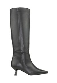 Bota de cuero negro hasta la rodilla con punta afilada y tacón bajo, que presenta una textura elegante y suave con mínimos detalles de costura.
