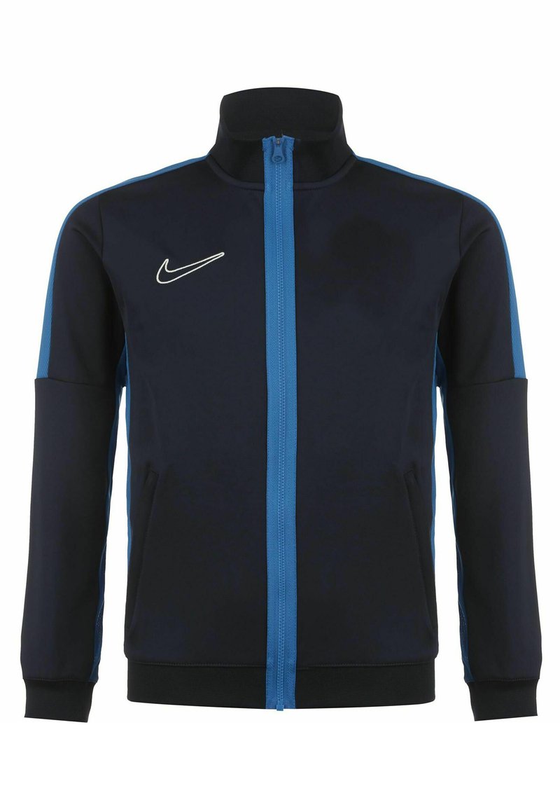 Chaqueta Nike en azul marino con acentos en azul, con un cuello alto, cierre de cremallera y bolsillos laterales; textura suave y diseño atlético.