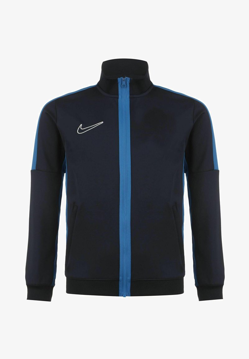 Chaqueta Nike en azul marino con acentos en azul, con un cuello alto, cierre de cremallera y bolsillos laterales; textura suave y diseño atlético.