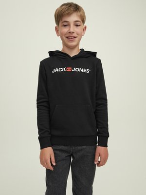 Felpa nera con cappuccio e tasca frontale, con il logo "JACK & JONES" in bianco e rosso. Indossata con jeans grigi scuri e testurizzati.
