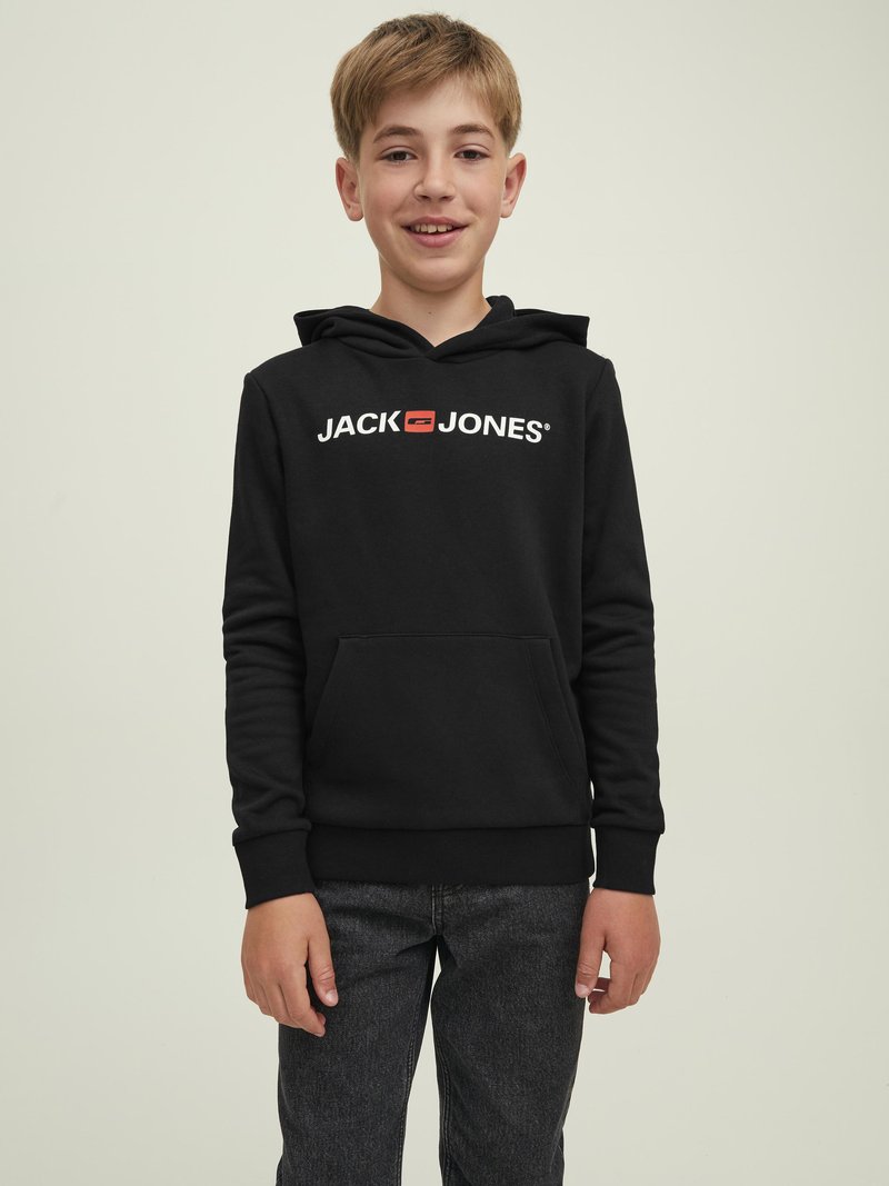 Felpa nera con cappuccio e tasca frontale, con il logo "JACK & JONES" in bianco e rosso. Indossata con jeans grigi scuri e testurizzati.