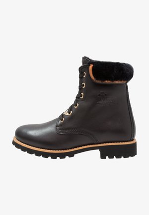 Botín negro de cuero con un cuello de piel sintética, ojales dorados y una suela de goma duradera con un diseño de patrón para mayor tracción.