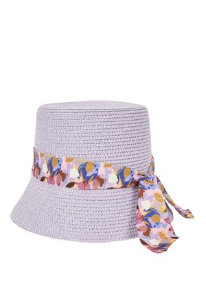 Jasnofioletowy pleciony kapelusz typu bucket hat z kolorową kwiatową tkaninową opaską zawiązaną z boku na kokardę.