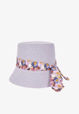 Jasnofioletowy pleciony kapelusz typu bucket hat z kolorową kwiatową tkaninową opaską zawiązaną z boku na kokardę.