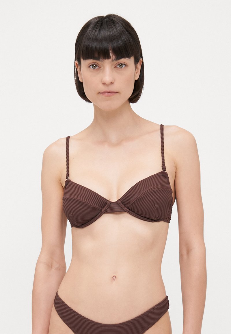 Top de bikini marrón a rayas con soporte de aros, tirantes finos ajustables y forma redondeada. Los detalles de la parte inferior del bikini no son visibles.