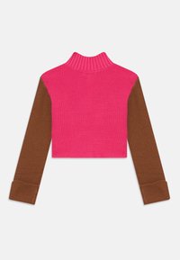 Skrajšan pulover s turtleneck usnjem, ki ima rebrasto teksturo; drzna roza barva telesa z rjavimi rebrastimi rokavi in manšetami; oprijet dizajn.