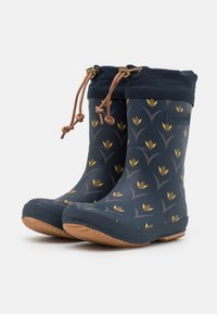 Bottes en caoutchouc marine avec un motif floral jaune et gris, dotées d'une semelle texturée et d'un haut avec cordon pour un ajustement réglable.