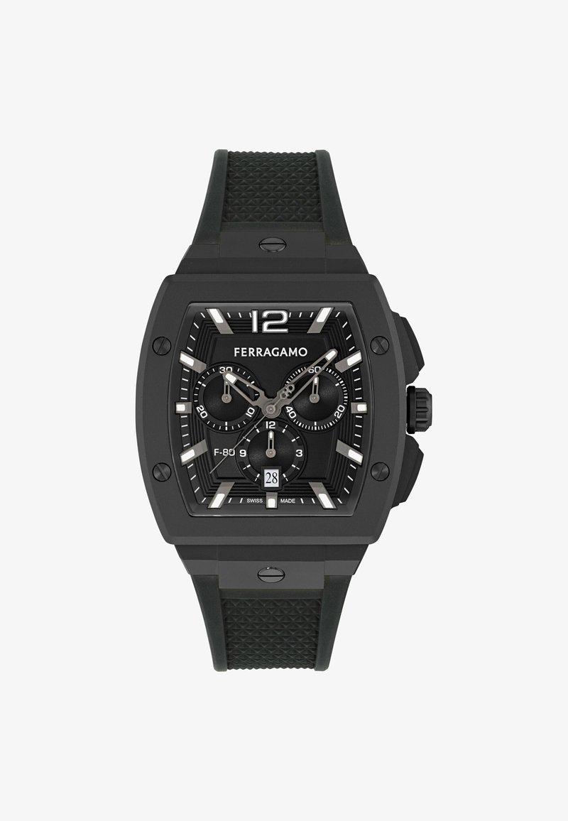 Čierne chronografické hodinky Ferragamo s obdĺžnikovým ciferníkom, troma subciferníkmi, zobrazením dátumu na pozícii 6 hodín a textúrovaným čiernym gumovým remienkom.
