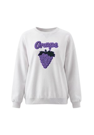 Hvid sweatshirt med rund halsudskæring med lilla broderede druer og ordet "Grape" over frugten foran.