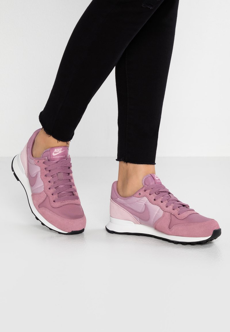 Nike Sportswear INTERNATIONALIST Sneaker low plum dust/plum chalk/black/celery/summit white