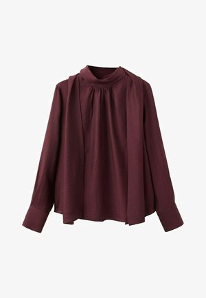 Bluza cu mânecă lungă de culoare burgundy închis, cu guler înalt, croială lejeră, detalii adunate la decolteu și manșete prelungite pe fundal alb.