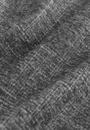 Texturerat grått tyg med varierande nyanser, med ett subtilt mönster och en något grov struktur, vikt i flera lager.