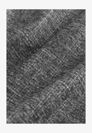 Texturerat grått tyg med varierande nyanser, med ett subtilt mönster och en något grov struktur, vikt i flera lager.