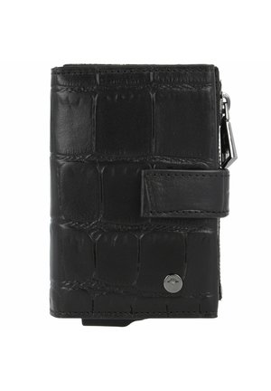 Cartera de cuero negra con un patrón texturizado de cocodrilo, que cuenta con un cierre de correa segura y un acento de logo en plata. Forma rectangular compacta.