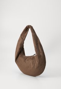 Saco de camurça castanho com uma forma de meia-lua única e uma única pega macia. Possui um fecho de zíper ao longo da borda superior para assegurar o conteúdo.