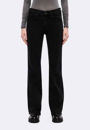 GAP, RELAXED RUNWAY - Дънки с широк крачол - black wash