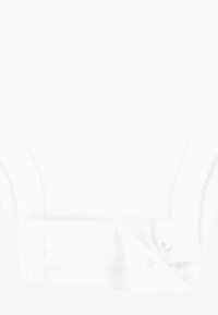 Vit bomullsbody med ribbad textur, försedd med tryckknappar längst ner och rundade benöppningar för enkel påklädnad.