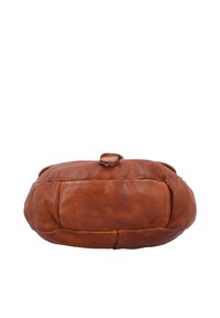 Zachte bruine leren pouch met afgeronde hoeken en een klein gespspannetje bovenop, van voren getoond op een witte achtergrond.