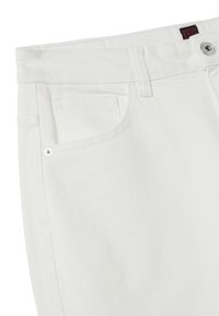Jean en denim blanc avec un design classique à cinq poches, des accessoires en métal et des détails de couture visibles. Le tissu a une texture lisse.