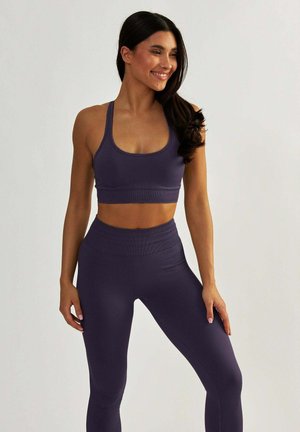 QUEEN SEAMLESS - Medium support sports bra - dark purple