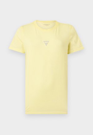 Světlé žluté tričko s krátkým rukávem a kulatým výstřihem, s malým šedým trojúhelníkovým logem uprostřed na hrudi.