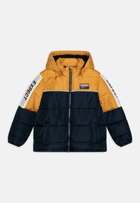 Doudoune jaune et bleu marine avec fermeture éclair à l'avant, capuche et poignets élastiques. Comprend un logo blanc sur la manche et des poches latérales.