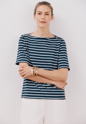 Camicia a righe blu navy e bianca con maniche corte, dal collo ampio e rifinita con bottoni dorati sulle spalle, in una vestibilità comoda.