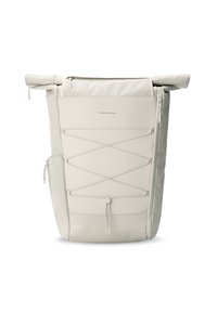 Sac à dos roulé gris clair avec un tissu texturé, des bretelles ajustables, une fermeture éclair à l'avant et des détails en cordon élastique.