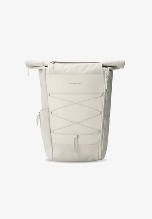 Beżowy plecak rolowany z teksturowanej tkaniny, z przodem z detalami sznurowania, boczną kieszenią i regulowanymi paskami, prezentowany na neutralnym tle.