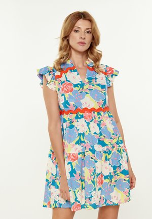 Rochie florală cu un model multicolor, având flori roz și albastre, mâneci cu volane, decolteu în V și o curea de accent portocalie.
