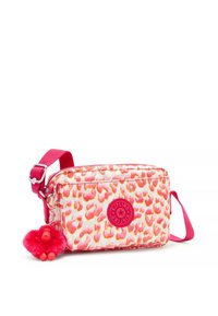 Tasche aus rosa und weißem Leopardenmuster, mit Reißverschluss, verstellbarem Tragegurt und einem flauschigen Affen-Schlüsselanhänger als Akzent.