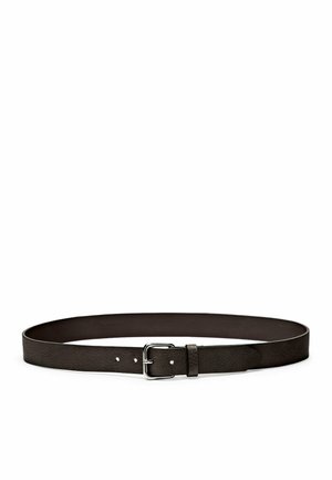 Ceinture en cuir marron avec une texture lisse, dotée d'une boucle en métal argenté de forme rectangulaire et de trous ajustables sur toute sa longueur.