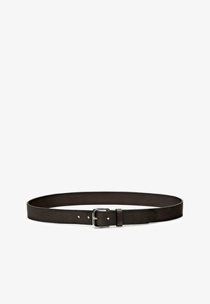 Bruine leren riem met een gladde textuur, voorzien van een rechthoekige zilveren metalen gesp en verstelbare gaatjes langs de lengte.
