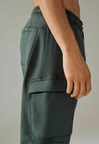 Next 2 PACK - Reisitaskuhousut - black khaki