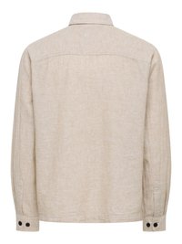 Chemise beige en lin à manches longues avec poignets boutonnés, empiècement droit dans le dos et col classique.