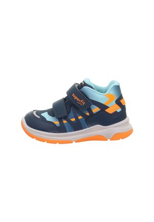 Kinder Sneaker in Marineblau und Hellblau mit orangen Akzenten, zwei Klettverschlüssen und weißer Sohle, seitliche Ansicht vor weißem Hintergrund.
