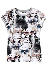 Camiseta con un estampado de varios animales usando gafas de sol, incluyendo gatos, perros y conejos. La tela es suave y tiene un cuello gris.