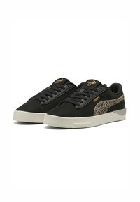 Zapatillas negras con un upper texturizado, destacando un acento de estampado de leopardo en el costado, suela de goma color crema y cordones negros.