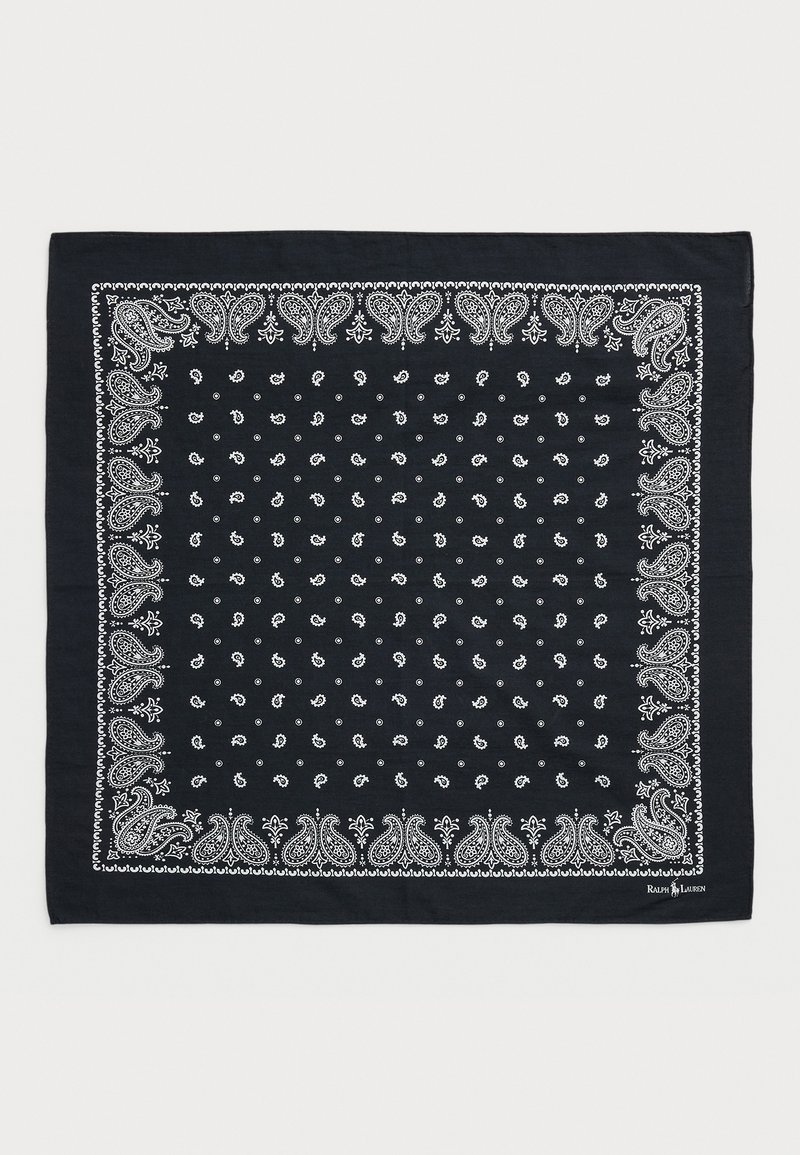 Mörkblå bandana med vita paisleymönster och prickar, kantad med intrikata vita detaljer. Mjuk tyg med fyrkantig form.