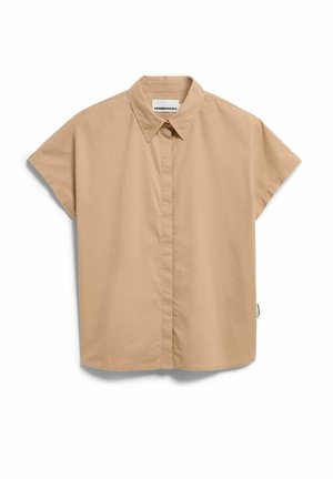 Chemise beige à manches courtes avec col pointu, étiquette de marque visible à l'intérieur de l'encolure et patte de boutonnage avant cachée.