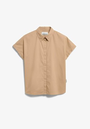 Chemise beige à manches courtes avec col pointu, étiquette de marque visible à l'intérieur de l'encolure et patte de boutonnage avant cachée.