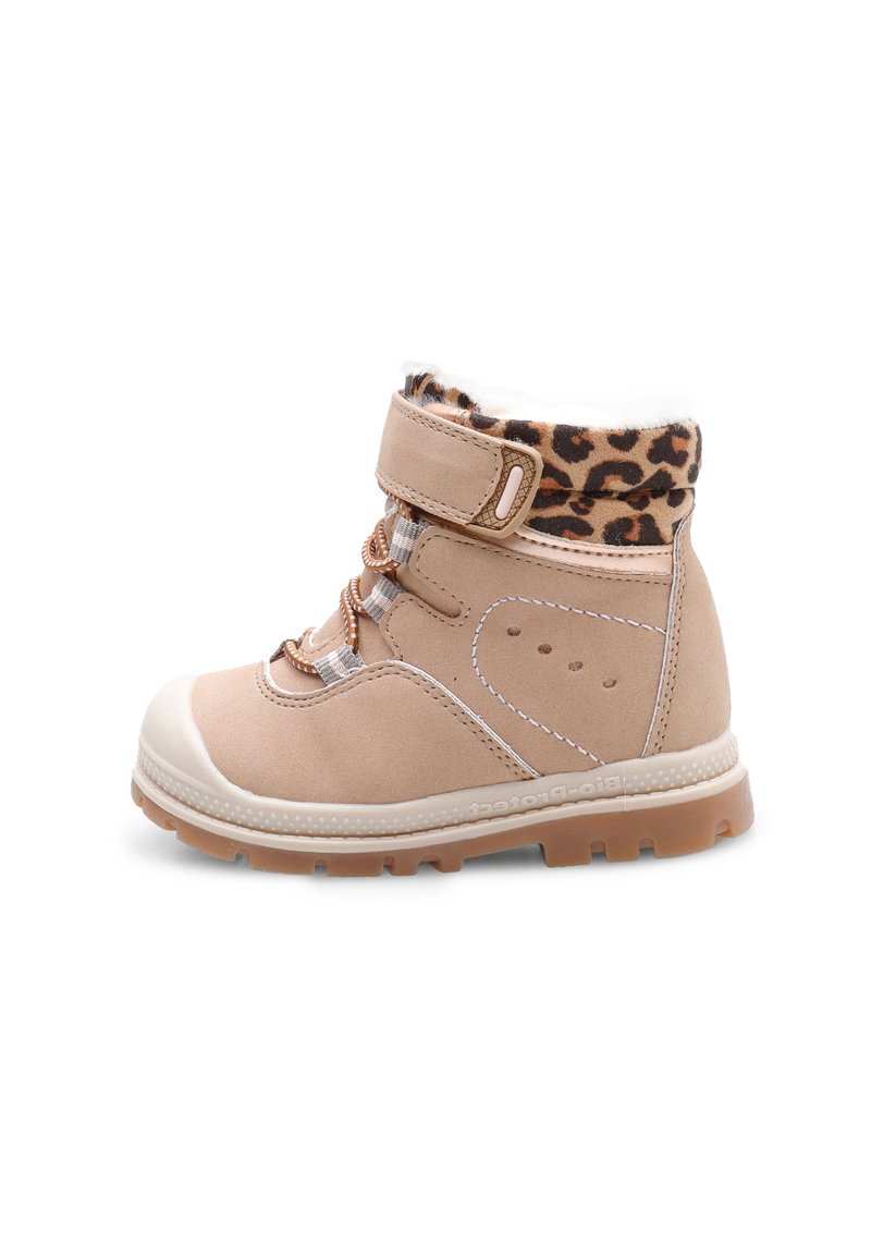 Botín de tobillo de color beige claro con cuello de piel de leopardo, acentos marrones y suela de goma texturizada. Presenta cordones y una correa de velcro.