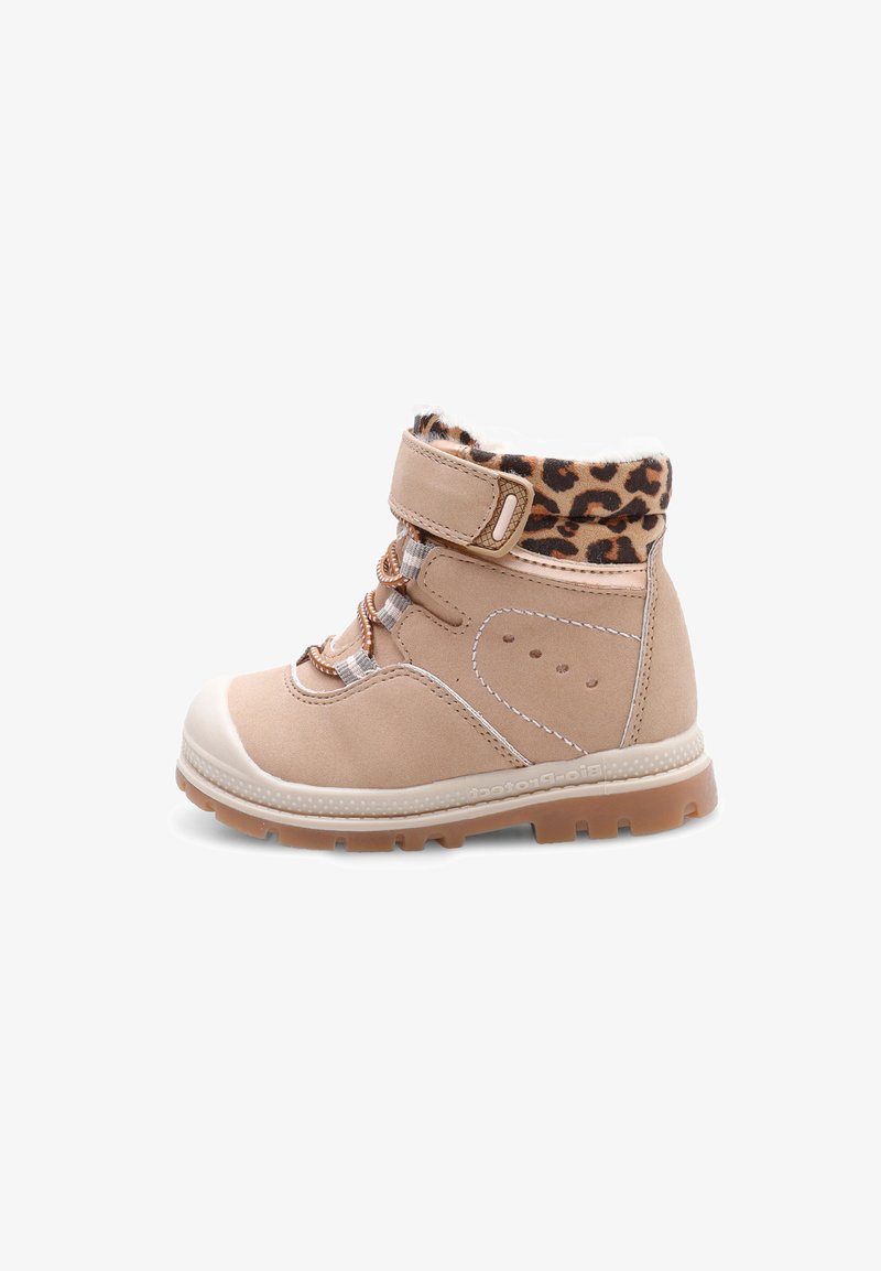 Bottine beige clair avec col en fourrure imprimé léopard, accents marron et semelle en caoutchouc texturé. Présente des lacets et une sangle en Velcro.