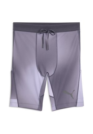 Grå atletikshorts med snøre i taljen, flade sømme og et Puma-logo på det nederste højre ben.