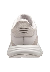 Scarpa da atletica bianca con tomaia in tessuto testurizzato, dettagli in suede, tallone imbottito e design della suola ondulato.