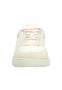 Witte sneaker met suède en leren materialen, ronde neus, gestructureerde buitenzool en contrasterende veters in een lichte perzikkleur.
